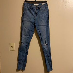 PacSun- Bullhead Denim Co- Mid Rise Jegging- Light wash with ripped knees